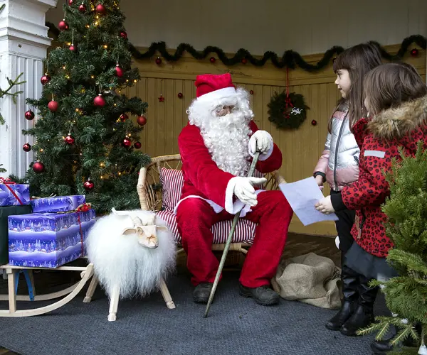 https://www.barnistan.se/wp-content/uploads/2024/12/sigtuna-julmarknad-tomten-och-barn-2019-frida-lenholm-webb.webp